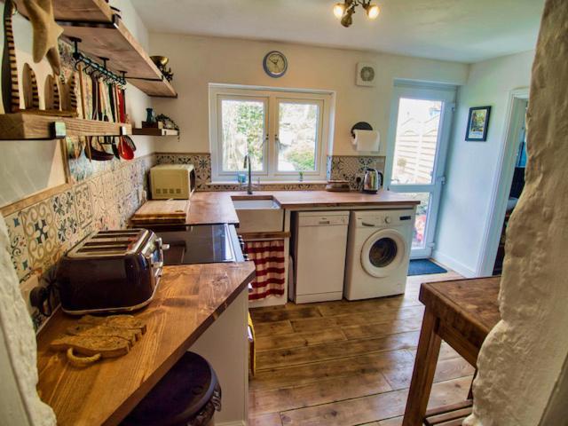 Knocker Cottage Is A 3 Bedroom Made Up Of 1 Double Bedroom And 2 Small Double Bedrooms In Small Village 10 Min To Beaches Camborne Bagian luar foto